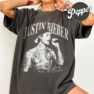 Puede incluir: Un juego de tres tazas de cerámica con un acabado mate moteado. Las tazas son de color crema, gris claro y gris oscuro. Cada taza tiene un diseño simple y minimalista y un asa redondeada.