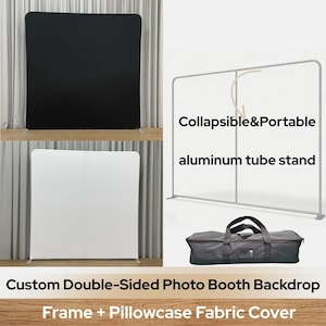 Op de afbeelding: Een op maat gemaakte dubbelzijdige fotohokjesachtergrond met een zwarte en witte kussensloop. De afbeelding toont een opvouwbare en draagbare aluminium buizenstandaard en een draagtas. De tekst luidt "Collapsible & Portable" en "aluminum tube stand."