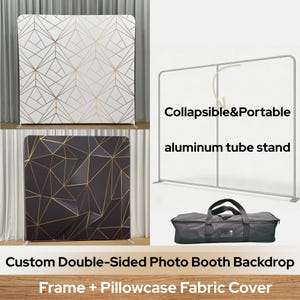 Op de afbeelding: Een op maat gemaakte dubbelzijdige fotohokjesachtergrond met geometrische patronen. Het heeft een wit en goud patroon en een zwart en goud patroon. Inclusief een opvouwbaar aluminium buizenstandaard en een draagtas. De tekst luidt: 'Collapsible & Portable'.
