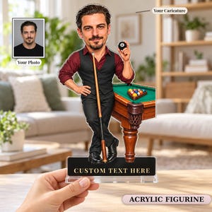 Könnte beinhalten: Eine personalisierte Acrylfigur mit der Karikatur einer Person mit Schnurrbart, die ein weinrotes Hemd und eine schwarze Weste trägt, einen Billardqueue und eine Acht-Ball-Kugel neben einem Billardtisch hält. Der Sockel hat ein Schild CUSTOM TEXT HERE.