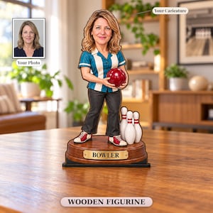 Pode incluir: Uma estatueta de madeira personalizada de uma pessoa com cabelo castanho pelos ombros, vestindo uma camisa às riscas azuis e brancas e calças pretas, segurando uma bola de bowling vermelha. A figura assenta numa base com a placa BOWLER.