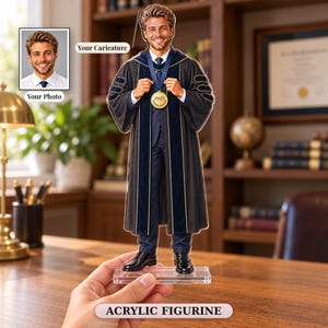 Puede incluir: Una figura de acrílico de una persona con toga académica oscura con paneles de terciopelo azul y ribetes dorados, sosteniendo una medalla dorada con el texto PhD. Incluye una foto insertada Your Photo y el texto Your Caricature.