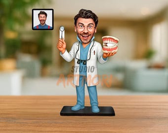 Op de afbeelding: Een op maat gemaakte bobblehead-figuur van een tandarts in een witte doktersjas over blauwe kleding, met een tandartsspiegel in de ene hand en een model van een menselijk gebit in de andere. De figuur heeft een lachend gezicht, een bril en loepen.