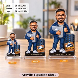Three acrylic figurine sizes of the custom cloud engineer caricature side by side: small 20 cm (7.9 in), medium 25 cm (9.8 in) and large 30 cm (11.8 in), each in a clear acrylic base.