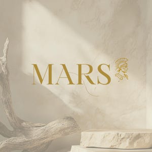 Könnte beinhalten: Ein Grafikdesign mit dem Wort MARS in großen goldenen Serifenschrift-Großbuchstaben, begleitet von einer goldenen Strichzeichnung eines römischen Soldaten mit Federhelm, vor einem hellbeigen, strukturierten Hintergrund mit einem Treibholzstück.