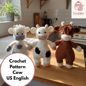 Peut inclure: Trois peluches de vaches au crochet, blanches, marron et un mélange de blanc et de gris. Les vaches ont de petites cornes, de grandes oreilles et se tiennent la main. Le texte "Crochet Pattern Cow US English" est visible en bas à gauche.