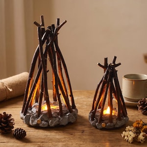 Luminária de mesa artesanal com LED em formato de fogueira, imitando fogo, decoração rústica para cabana, peça central aconchegante para mesa com tema de acampamento.