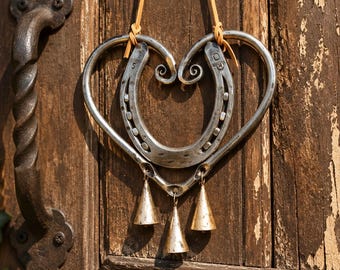 Herz & Hufeisen Windspiel, rustikale Metall Glocke zum Aufhängen, Glückshufeisen Wanddekoration, Bauernhaus Garten Ornament Valentinstag Geschenk