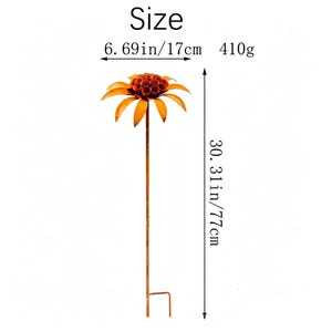 K&ouml;nnte beinhalten: Ein orangefarbener Blumen-Gartenstecker aus Metall mit einem zentralen Cluster aus zylindrischen Bl&uuml;tenbl&auml;ttern und einem langen Stiel. Der Text Size 6.69in/17cm 410g und 30.31in/77cm gibt die Ma&szlig;e und das Gewicht an.