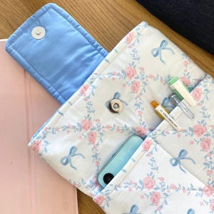 Funda acolchada floral hecha a mano para iPad, estuche acolchado de algodón, bolsillo frontal.