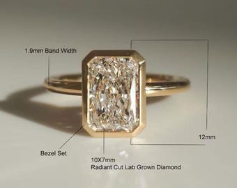 Anillo de compromiso de oro amarillo de 14 k con diamantes cultivados en laboratorio de talla radiante, engaste en bisel y certificación IGI.