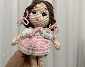 Mini bambola Amigurumi da 10 cm – Bambola fatta a mano all'uncinetto, vestito rosa o viola, regalo carino
