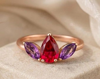 Anillo de compromiso con rubí de talla pera y amatista marquesa en oro rosa de 14 quilates. Anillo de aniversario de tres piedras. Joya con piedra de nacimiento para ella. Regalo único.
