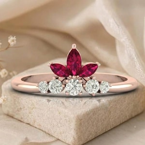 Fede nuziale con rubino marquise, anello in oro rosa con fiore di loto, anello unico curvo con moissanite, anello abbinato, corona impilabile in stile Art Déco, regalo di anniversario.