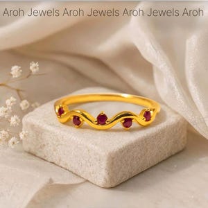14K Gold gewellter Rubin Bandring, zierliche minimalistische stapelbare Wellenring für sie, schöne runde Rubin geschwungene Rebe Ring, Juli Birthstone Schmuck