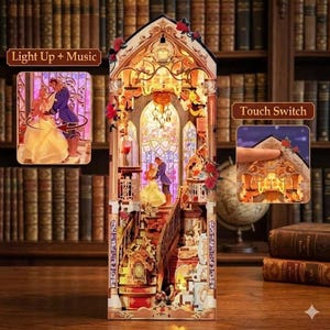 Può includere: Diorama in miniatura illuminato di una scena di castello delle fiabe. La struttura in legno dettagliata presenta una scala, vetrate e una coppia che balla. Il diorama include il testo "Light Up + Music" e "Touch Switch".