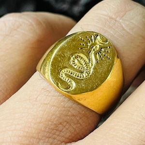 Ormsignetring för män | Oval graverad ormdesign | Förgylld mässingsring | Gotiska tribalsmycken | Djärv herrring med statementmotiv