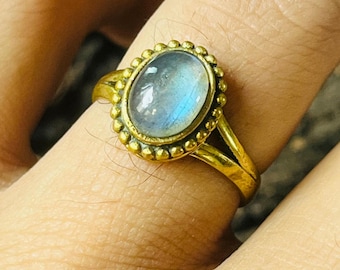 Anillo de labradorita para mujer / Anillo ovalado con cuentas / Joyería de latón chapado en oro / Anillo de cóctel bohemio / Anillo de piedra étnica