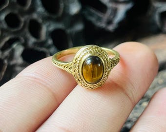 Icon Brand - Anello con sigillo quadrato color oro con pietra occhio di tigre e incisioni