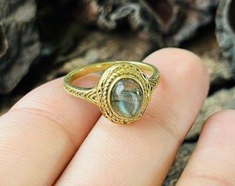 Anillo de latón con aguamarina / Anillo con piedra de bisel ovalado / Anillo llamativo chapado en oro / Joyería vintage para mujer / Anillo con detalle de cuerda