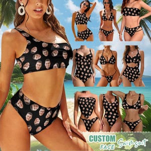 Peut inclure: Un ensemble de bikini noir et divers styles de maillots de bain arborant un motif répétitif représentant un visage. La collection comprend des hauts asymétriques, des bas taille haute, des hauts de bikini triangle et des maillots une pièce.