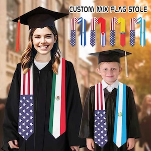 Può includere: Due persone indossano abiti da laurea e cappelli a tocco, ciascuna con una stola personalizzata con la bandiera. Le stole presentano la bandiera americana, la bandiera messicana e la bandiera guatemalteca. Il testo "CUSTOM MIX FLAG STOLE" è in alto.