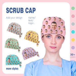 Pode incluir: Uma touca cirúrgica rosa com um padrão de rosto repetido, exibida com outras toucas cirúrgicas coloridas. O texto "SCRUB CAP" está no topo, com opções para adicionar um design, nome, texto ou logotipo. A imagem também mostra uma mulher vestindo uma roupa cirúrgica.