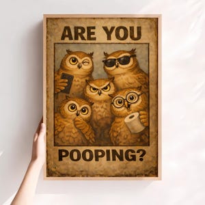 Puede incluir: Un póster enmarcado con una ilustración humorística de cinco búhos. Un búho lleva gafas de sol, otro sostiene un teléfono y otro sostiene papel higiénico. El póster muestra el texto "ARE YOU POOPING?" en letras grandes.