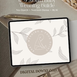 Può includere: Un tablet digitale mostra una guida allo svezzamento per bambini. La copertina della guida presenta un design circolare con un'illustrazione di un bambino e il testo "Baby Weaning & Food Guide". Il tablet è circondato da foglie decorative e dal testo "6-9 Month Baby Weaning Guide". È visibile anche la scritta "Digital Download".