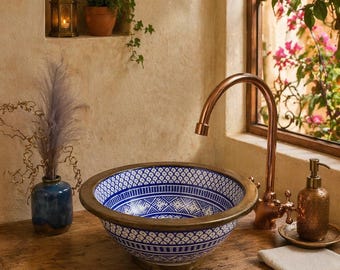 青と白のバスルーム用洗面器、チェブカ社製ブラッシュド真鍮製リム付き洗面ボウル、ミッドセンチュリーモダンスタイルのカスタム職人陶器製洗面ボウル