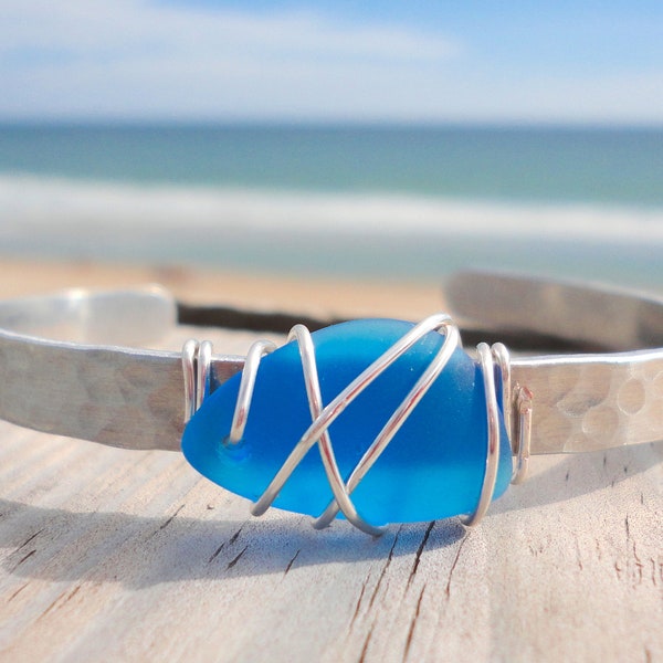 Manchette en verre de mer enveloppé de fil métallique - Bracelet texturé à la main avec verre de mer