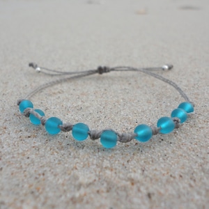 Bracciale colore Birthstone Bracciale in vetro marino Bracciale da spiaggia intrecciato in vetro marino Gioielli BirthStone Regalo personalizzato per la mamma Regalo di compleanno per lei DEC--Turquoise Blue