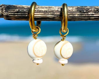 Złote kolczyki koła z zawieszkami z muszli, kolczyki plażowe z muszlą, prezent dla miłośnika plaż, minimalistyczne złote kolczyki koła z muszlą Shiva, odporne na matowienie