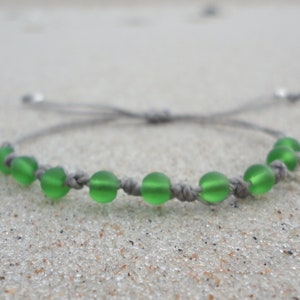 Bracciale colore Birthstone Bracciale in vetro marino Bracciale da spiaggia intrecciato in vetro marino Gioielli BirthStone Regalo personalizzato per la mamma Regalo di compleanno per lei May--Emerald Green