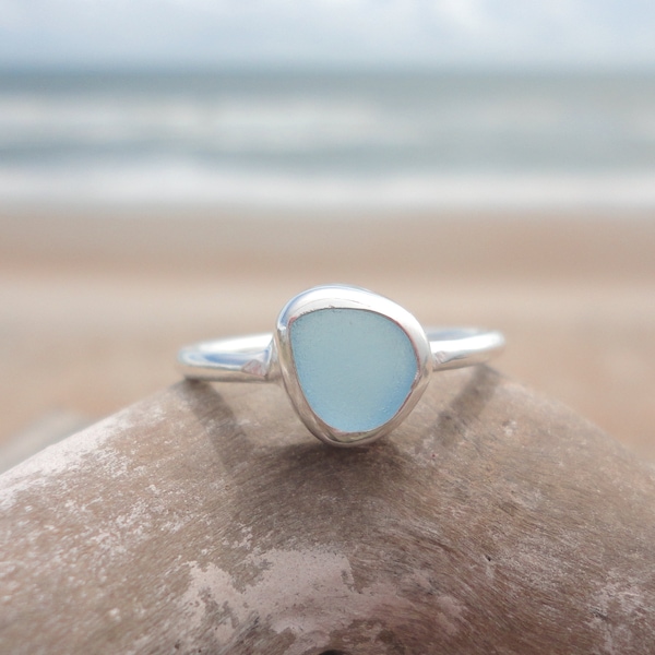 Hellblauer dünner Bandring aus Seeglas – Minimalistischer Strandring aus Sterlingsilber – Seeglasschmuck für Meerjungfrauen – Ozeanring – Strandschmuck