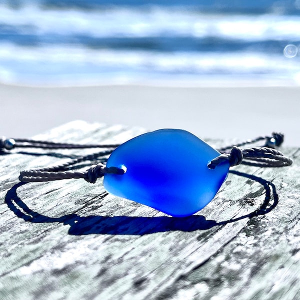 Pulsera de cristal marino azul rey - Brazalete ajustable, impermeable y recubierto de cera - Hilo gris con cristal marino azul - Pulsera de cristal marino hecha a mano