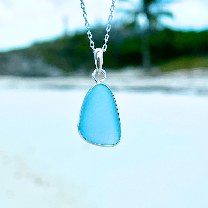 Blauwe zeeglas ketting cadeau voor strandliefhebber sterlingzilver draadgewikkeld gekweekt strandglas oceaansieraden voor zeemeerminnen zeeglas sieraden afbeelding 1