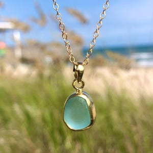 Collar con colgante de cristal marino dorado pequeño, joyería de cristal de playa chapada en oro, joyería oceánica, joyería de playa, collar con dije costero dorado minimalista