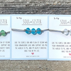 Bransoletka Soul Sister Bransoletka ze szkła morskiego Prosta bransoletka ze szkła plażowego Niebiologiczny prezent dla siostry Prezent dla siostry duszy dla najlepszej przyjaciółki Prezent na Galentynki White Bead