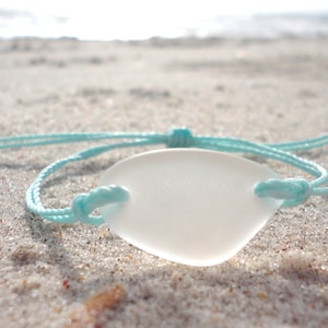 Bracelet en verre de mer blanc réglable, imperméable, enduit de cire, fil bleu sarcelle Bracelet d&#39;éclats de verre de mer fait main Bracelet de plage en verre
