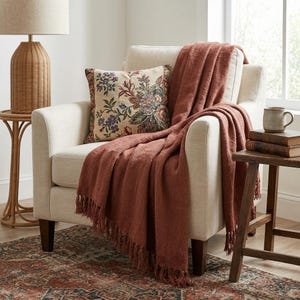 Manta de algodón marrón óxido, suave y texturizada, con borlas, ideal para sofá, sala de estar y cama.