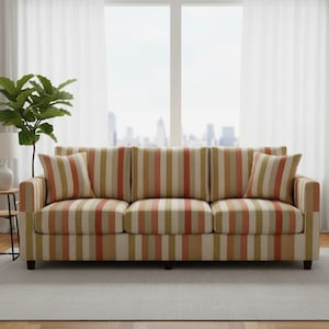 Könnte beinhalten: Ein Dreisitzer-Sofa mit Streifen in Beige, Orange und Grün. Es hat zwei passende Kissen und Holzbeine. Das Sofa steht auf einem hellgrauen Teppich vor einem Fenster.