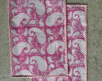 Tovaglietta americana reversibile con stampa a blocchi / Cotone trapuntato a mano / Motivo floreale e geometrico rosa / Decorazione da tavola in stile rustico