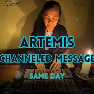 Op de afbeelding: Een persoon schikt tarotkaarten op een tafel, met een brandende kaars en andere kaarsen zichtbaar. De tekst "ARTEMIS CHANNELED MESSAGE SAME DAY" in teal is aanwezig. De scène is zwak verlicht.