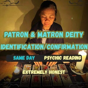 Op de afbeelding: Een afbeelding van een paranormale reading met tarotkaarten. De tekst op de afbeelding luidt "PATRON & MATRON DEITY IDENTIFICATION/CONFIRMATION", "SAME DAY PSYCHIC READING" en "EXTREMELY HONEST". Een brandende kaars is zichtbaar.