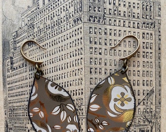 Tin Jewelry Earrings “Flecks of Gold” Tin for the Ten Year/Tenth Anniversary