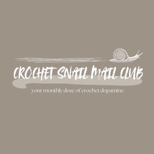 Op de afbeelding: Een taupekleurig grafisch ontwerp met een witte lijntekening van een slak en de tekst CROCHET SNAIL MAIL CLUB in een vetgedrukt penseellettertype, gevolgd door de kleinere tekst your monthly dose of crochet dopamine gecentreerd onder de titel.
