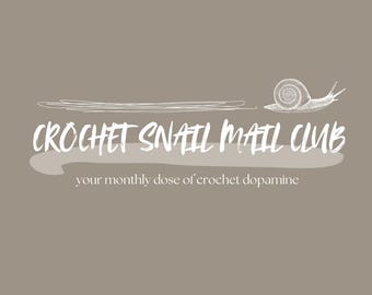 Op de afbeelding: Een taupekleurig grafisch ontwerp met een witte lijntekening van een slak en de tekst CROCHET SNAIL MAIL CLUB in een vetgedrukt penseellettertype, gevolgd door de kleinere tekst your monthly dose of crochet dopamine gecentreerd onder de titel.