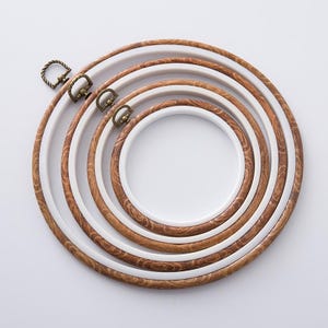 Juego de aros de bordado de plástico con acabado imitación madera, aros redondos para punto de cruz, ideales para bordado y manualidades.