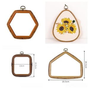 Può includere: Una collezione di quattro telai da ricamo di varie forme, tra cui un esagono, una goccia con ricamo di girasoli, un quadrato di 13 cm per 14,5 cm e una forma a casa di 18,5 cm per 14,5 cm, tutti con cornici color legno marrone.